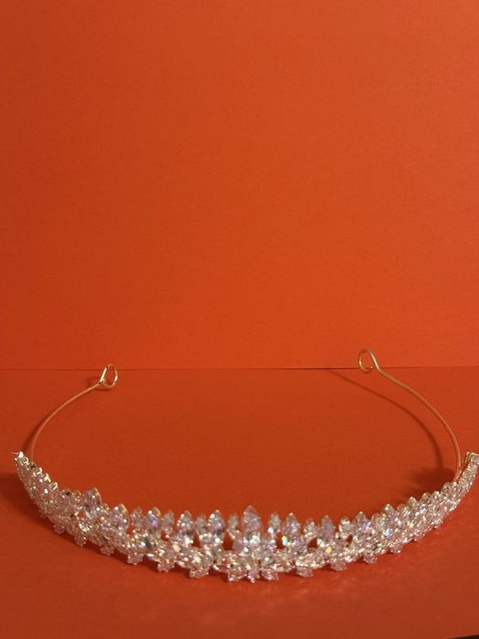 Святкова діадема преміум якості ,стан повністю новий.Срібний кулон 925