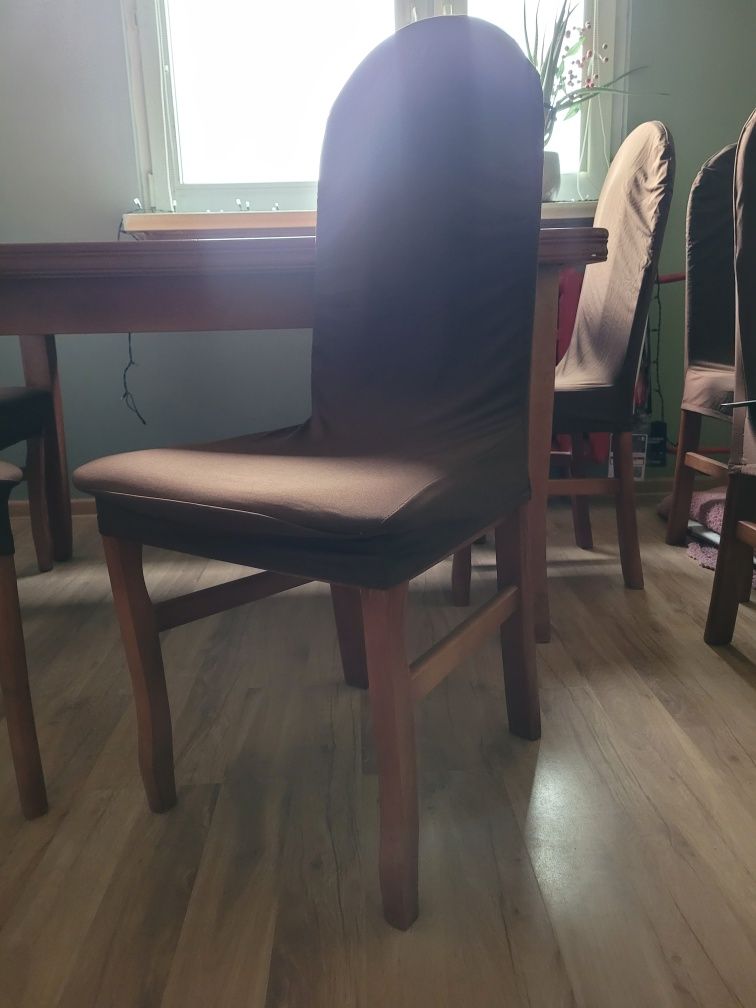Drewniany stół rozkładany z kompletem krzeseł