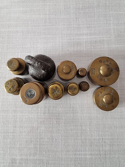 Odważniki do zabytkowej wagi szalkowej