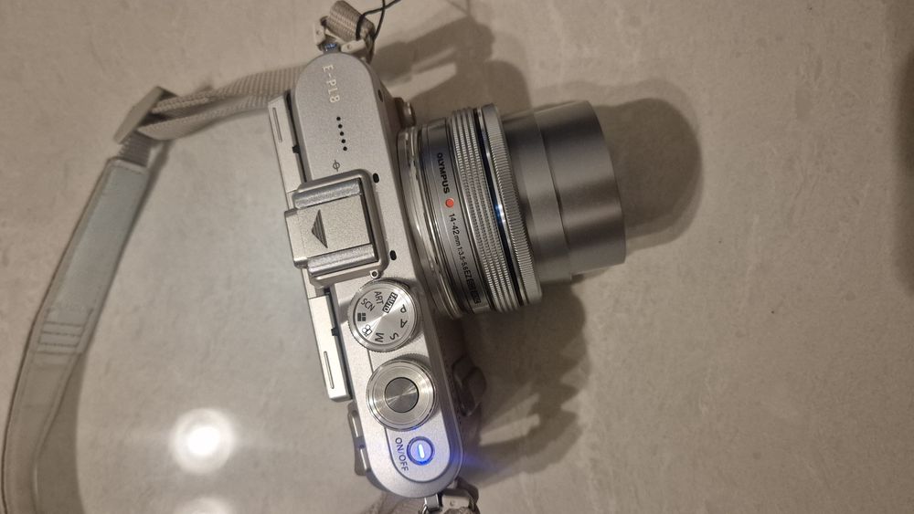 Aparat bezlusterkowiec Olympus Pen E-PL8 + obiektyw 14-42