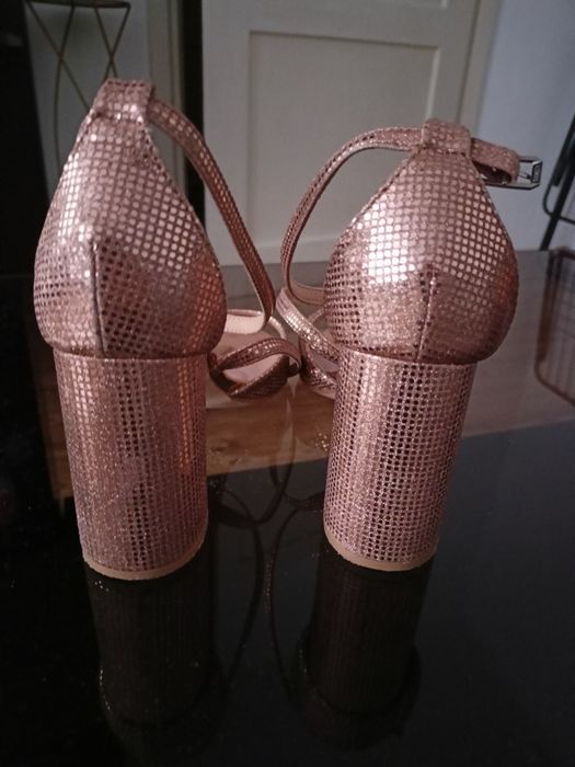 Sandały na słupku 38