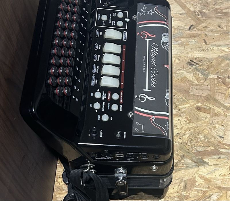 Roland FR-18 (como nova)