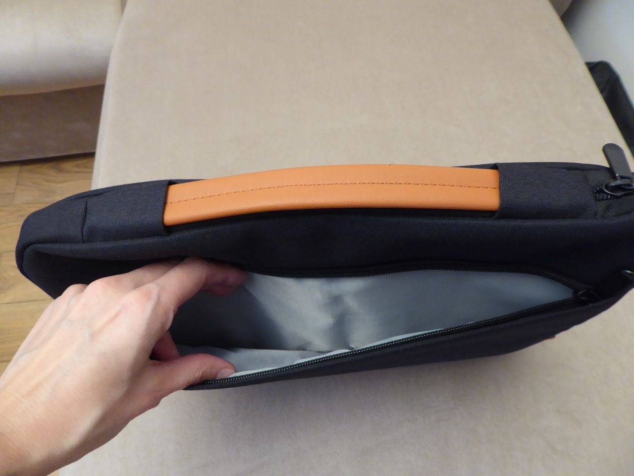 Czarna torba na tablet Inateck