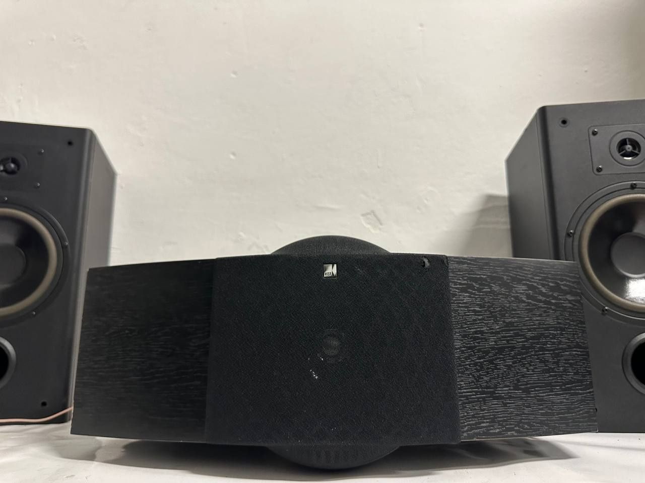 Kolumny centrslny KEF Q9c, 120 W.