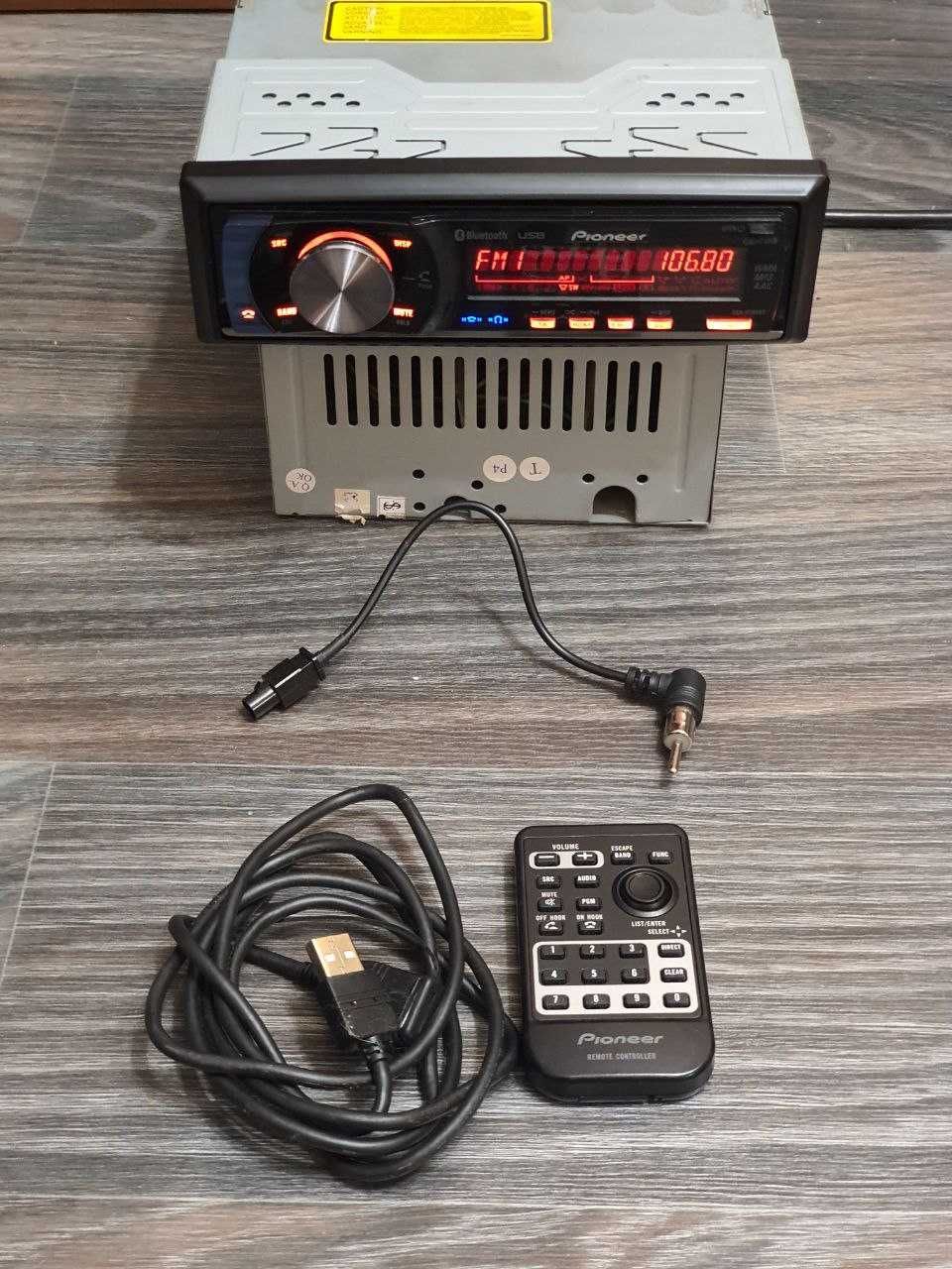Pioneer DEH P700BT /Bluetooth/AUX/USB/CD/FM