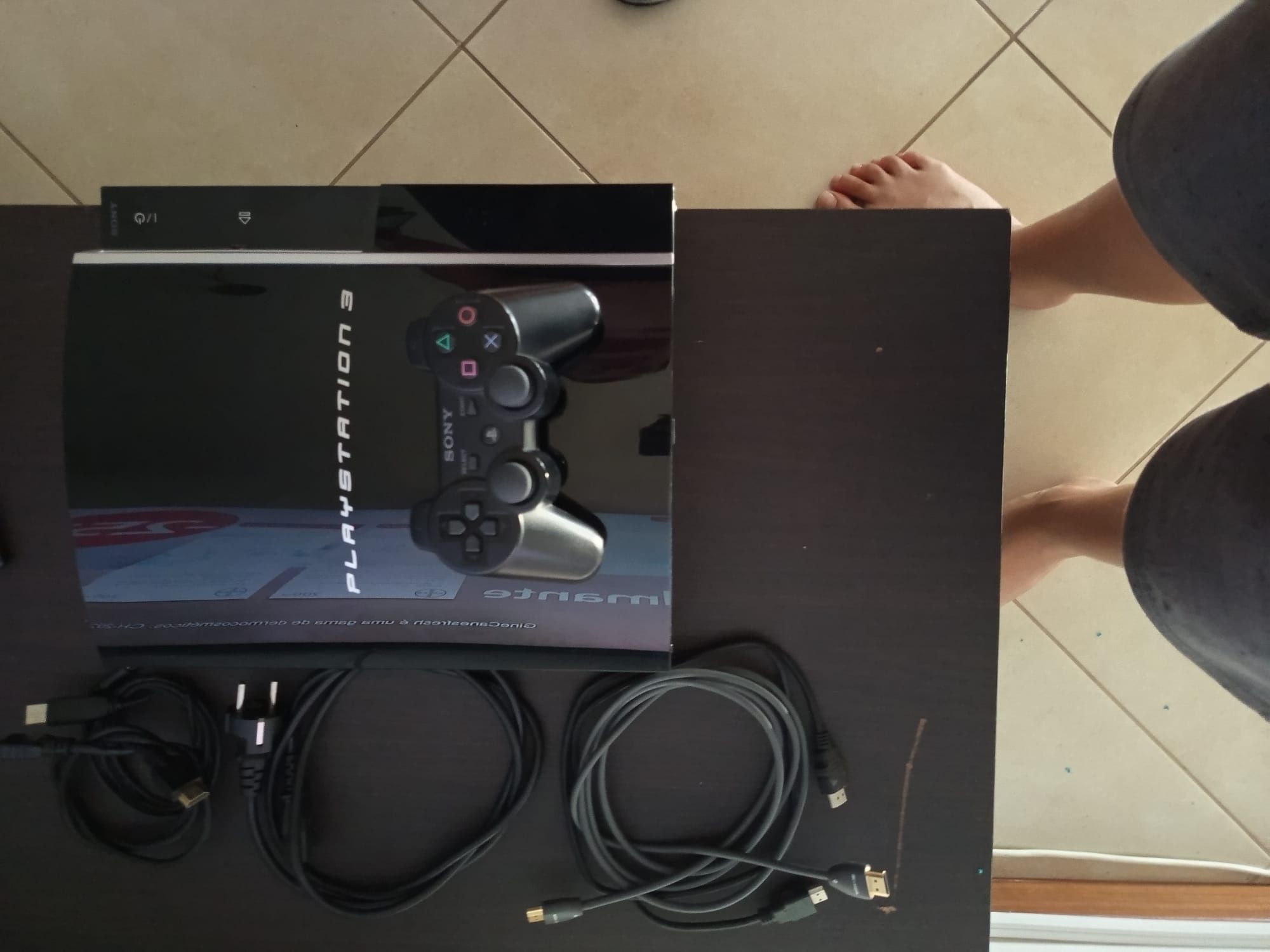 PlayStation 3 , inclui 8 jogos , comando e respectivos cabos. 85€