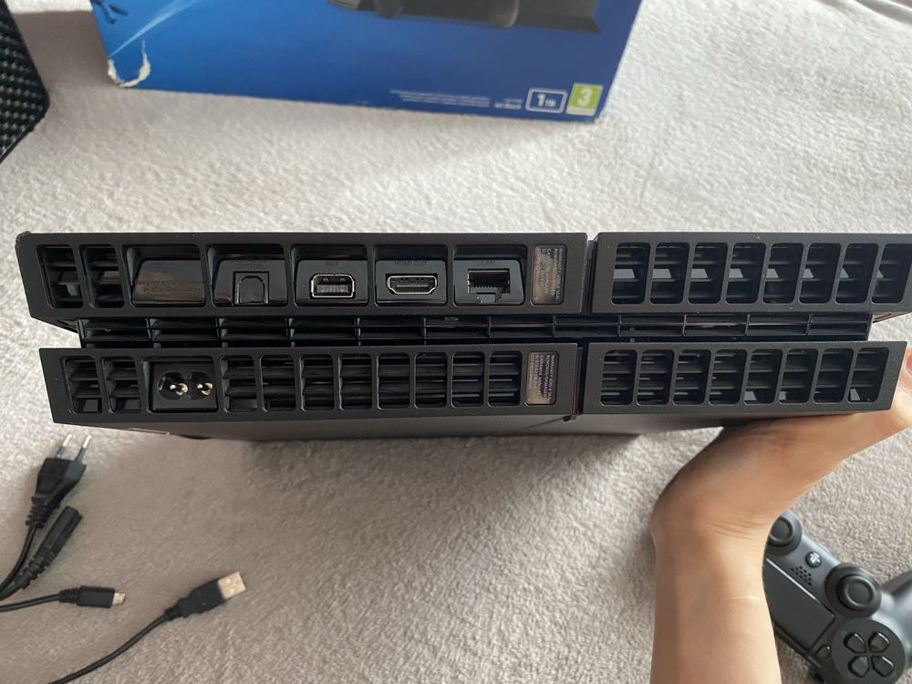 PS4 1 TB + okablowanie + pad | Sony PlayStation