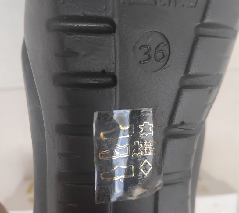 Botins pretos de senhora de pele