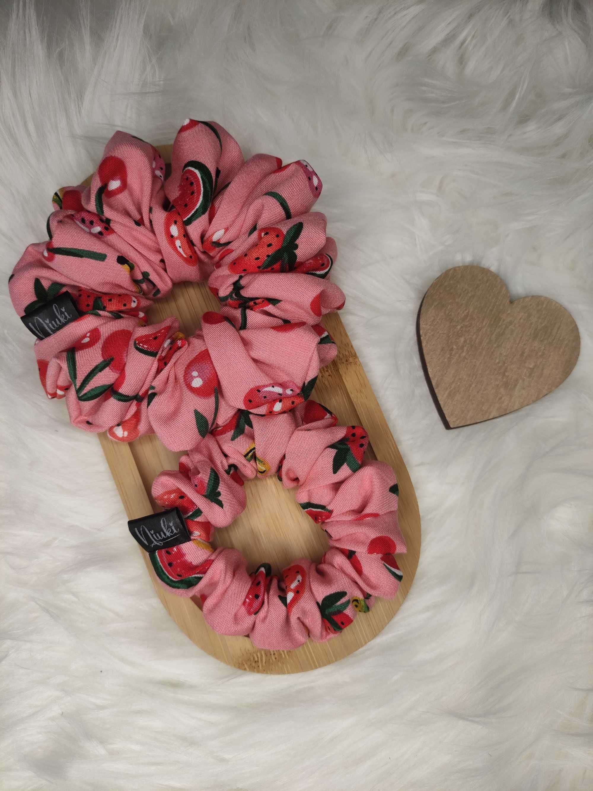 Scrunchie Owocki M, ozdobna gumka do włosów z wiskozy