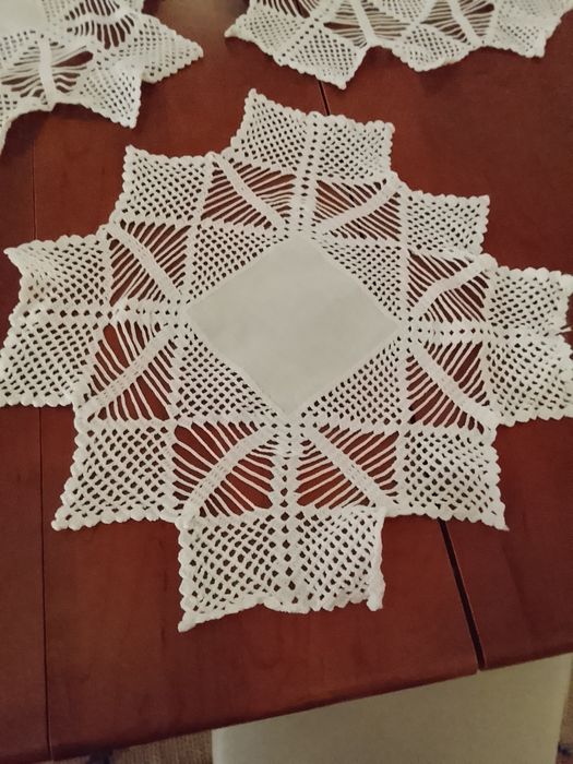 Conjunto de três naperons em renda e linho