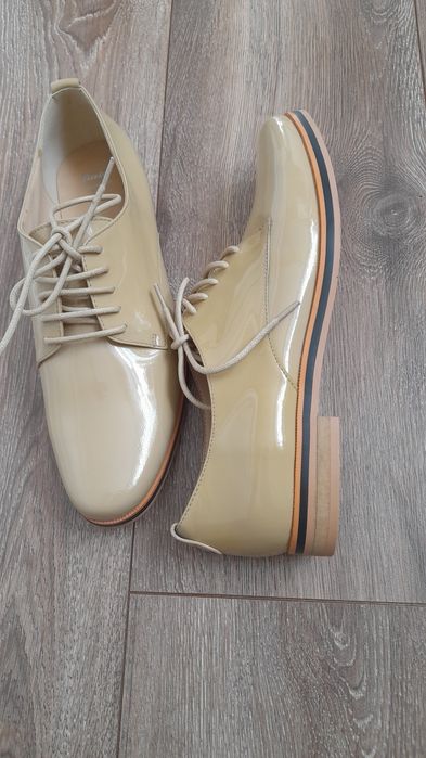 Нові шкіряні туфлі фірми Bata,розмір 39