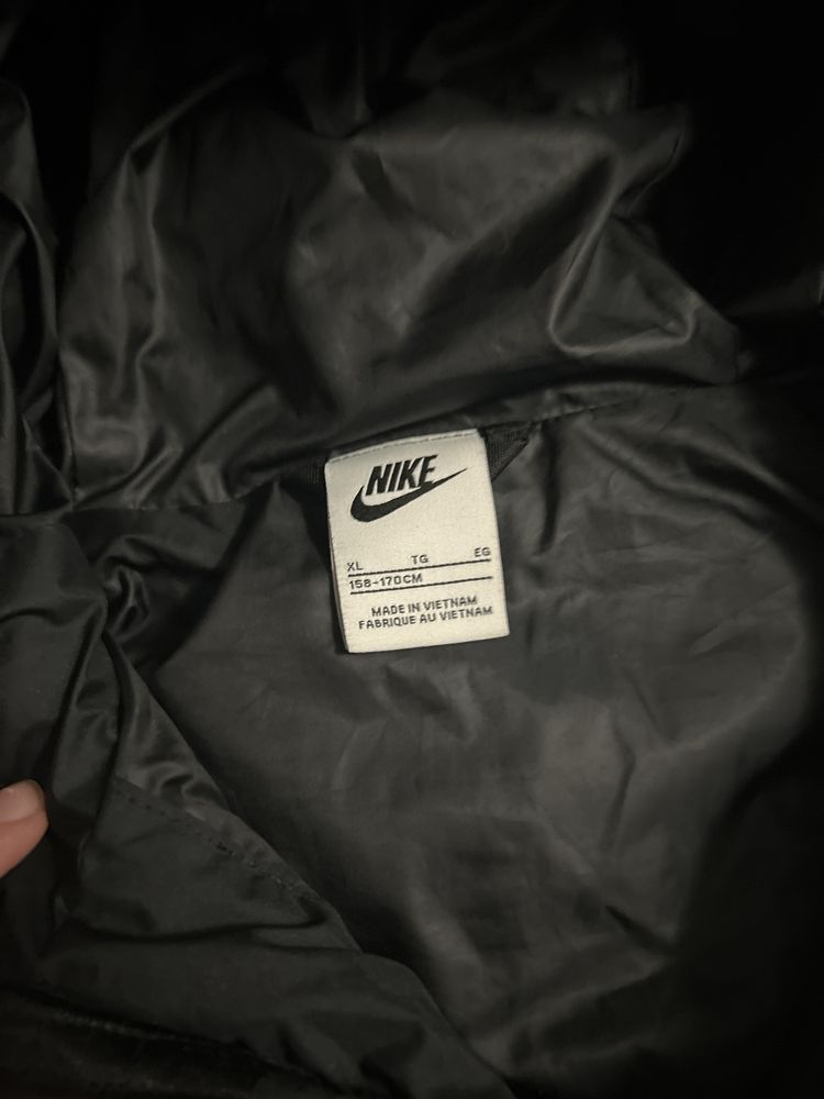 Kurtka Nike super stan prawie jak nowa rozmiar XL dziecięce 158-170cm