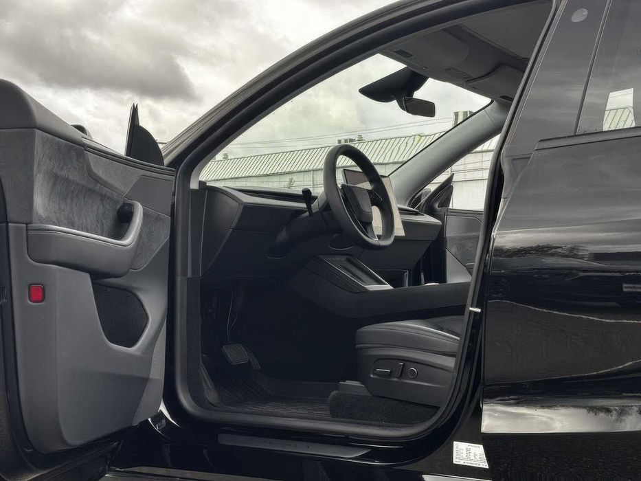 Tesla Model Y Long Range      2026