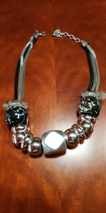 Naszyjnik 3-pasmowy z dużymi koralami.