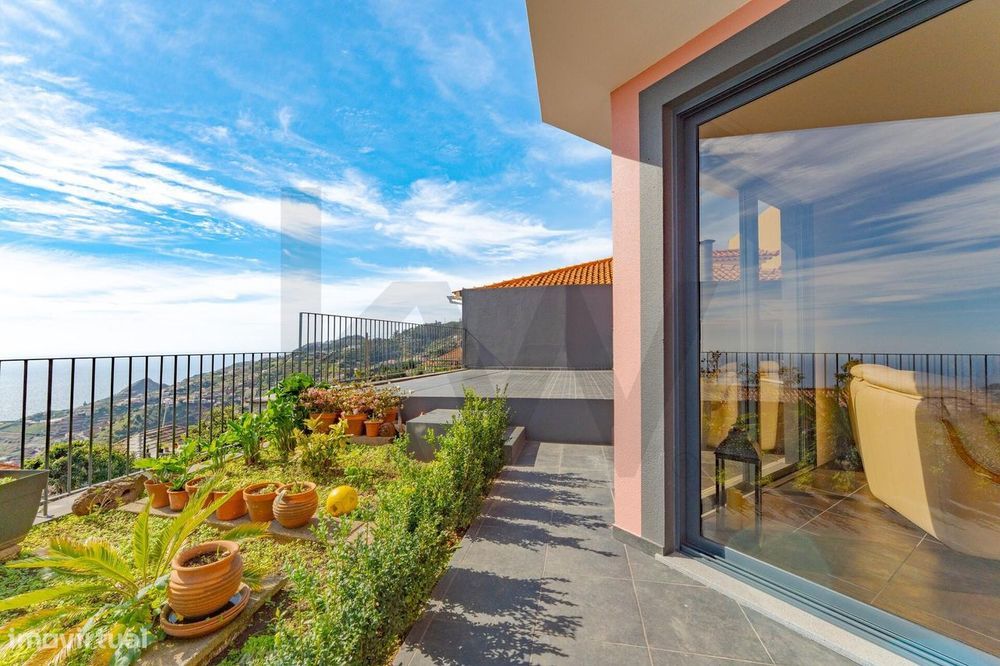 Moradia T4 com vista panorâmica | Estreito de Câmara de Lobos