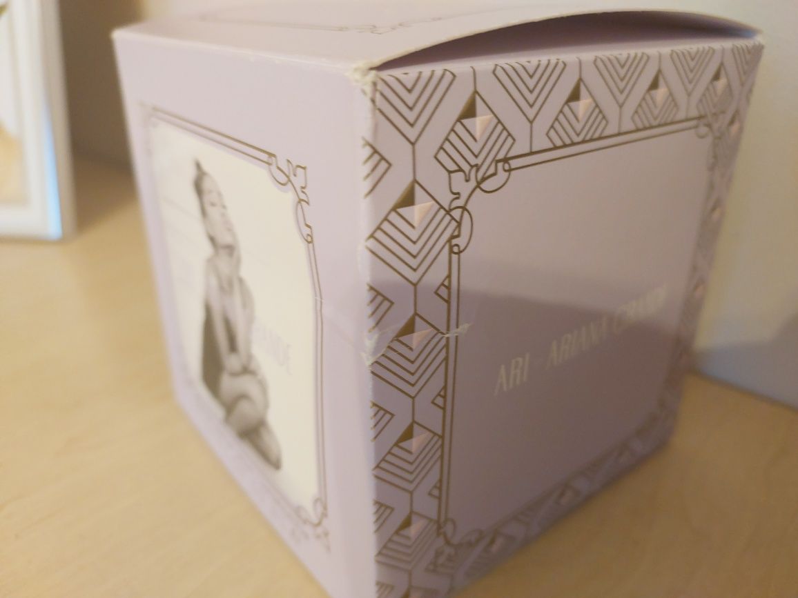Pusty flakon i kartonik po perfumach Ari by Ariana Grande