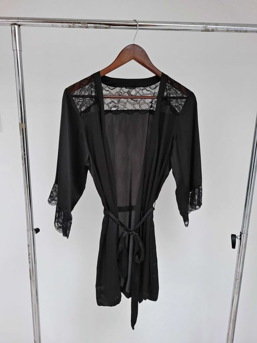 Czarny satynowy szlafrok z koronką