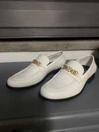 Sapatos brancos e dourados