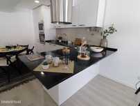 Apartamento T3 com Logradouro, em Remodelação Total situado em Benf...