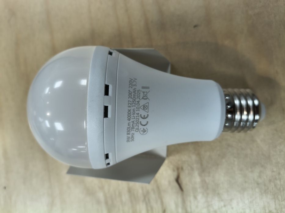 Лампочка з акамулятором