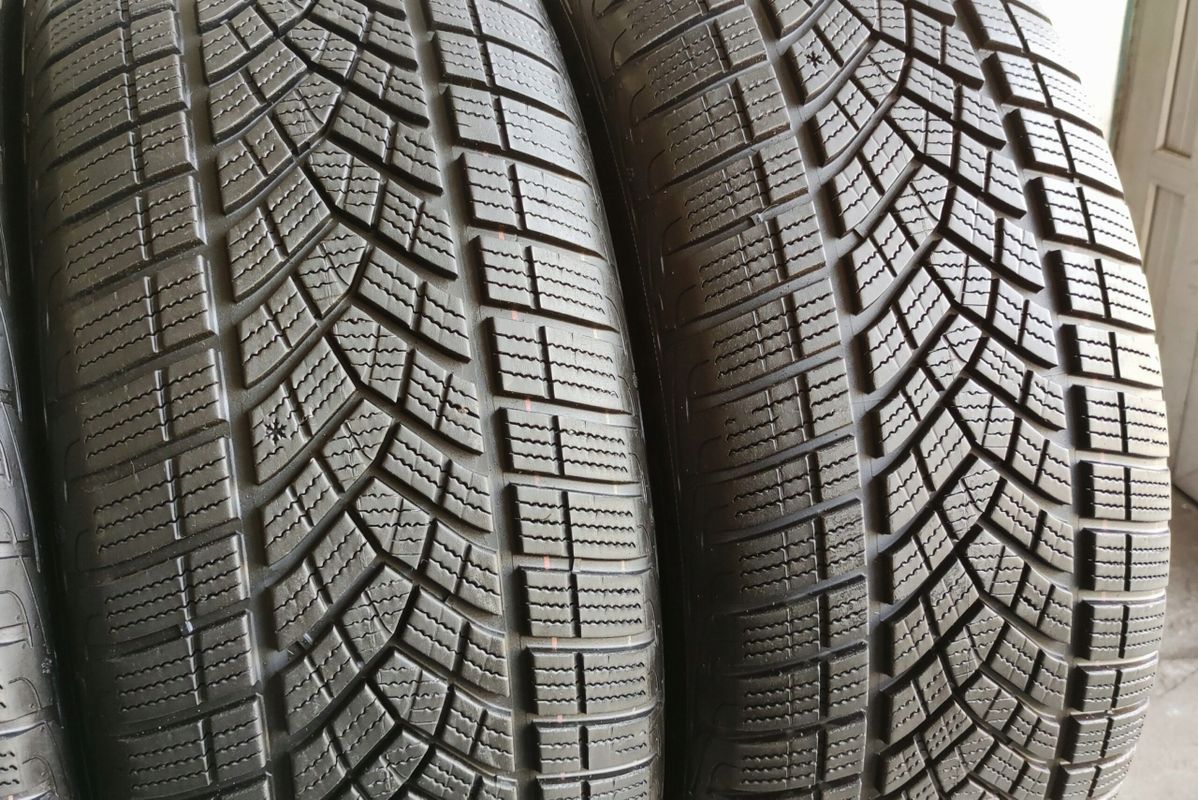 4x 255/55r19 Goodyear UltraGrip Performance Gen-1/2023r B/B/72dB Jak N