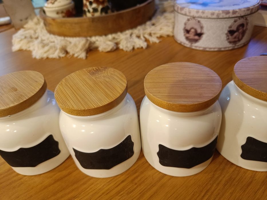 Zestaw 4 porcelanowych pojemników