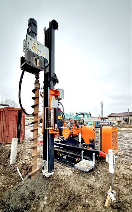 Забивання паль металевих опор дорожних знаків під сонячну станцію СЕС.