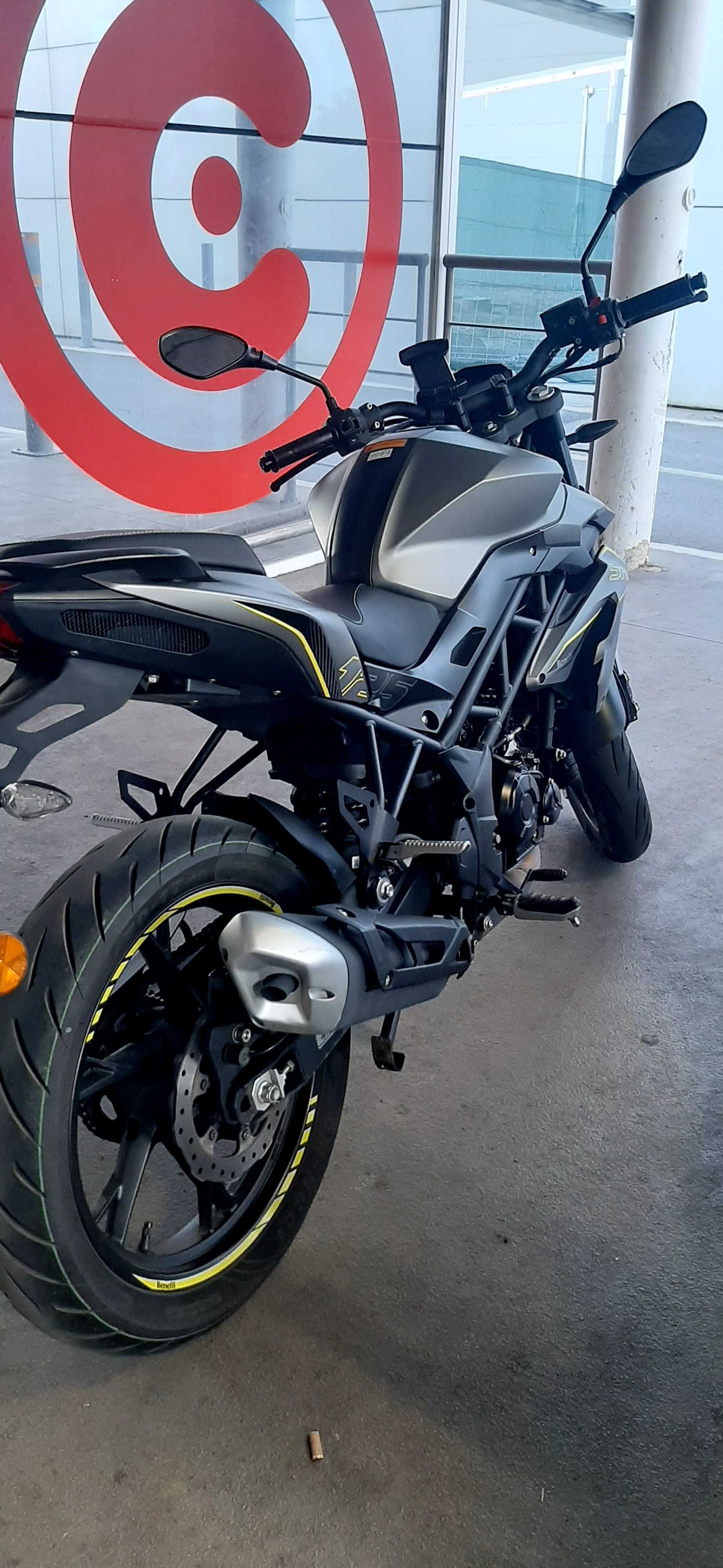 Vendo moto sn benelli 125 cilindrada