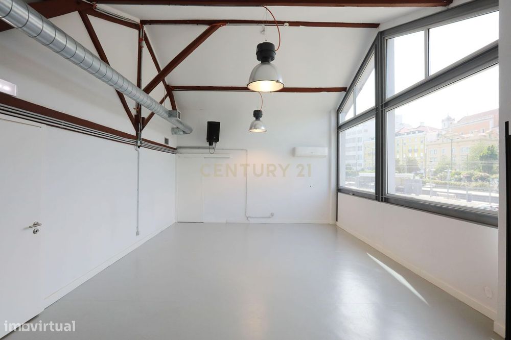 Escritório ou Estúdio Criativo com Estilo Industrial – 60 m² em Santos