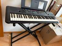 Teclado Yamaha PSR E263 com pedal e suporte