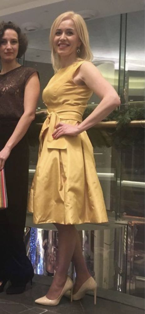 Красиве плаття жовтого кольору