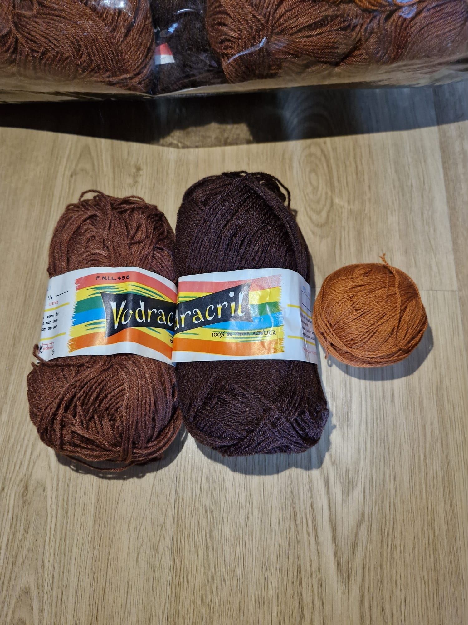 Conjunto de novelos e meadas de lã