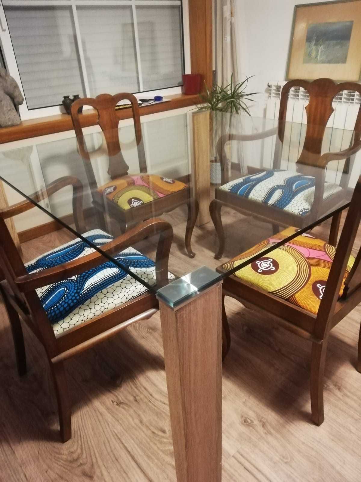 Mesa de jantar para 8 pessoas, sem as cadeiras.