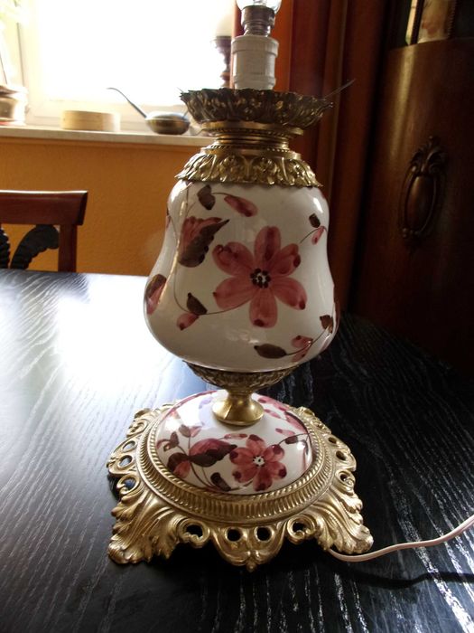 Lampa porcelanowa malowana w różowe kwiaty