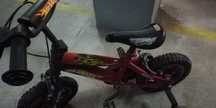 Bicicleta hot wheels com rodinhas
