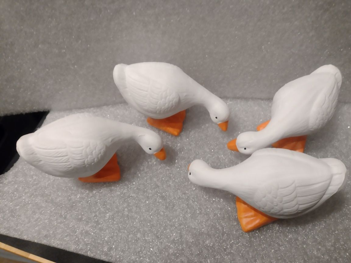 Cztery gąski dziobiące białe figurki ceramiczne ozdoby do domu i ogrod