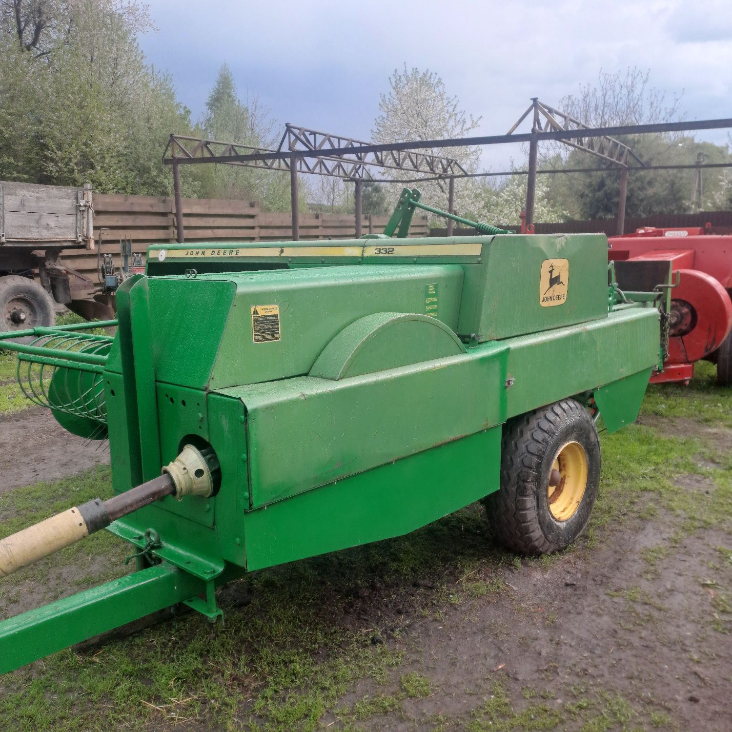 Прес- підбирачдо сіна та соломи JOHN -DEERE 332 332