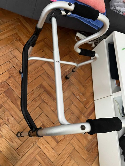 Andarilho Articulado Levante (Invacare)