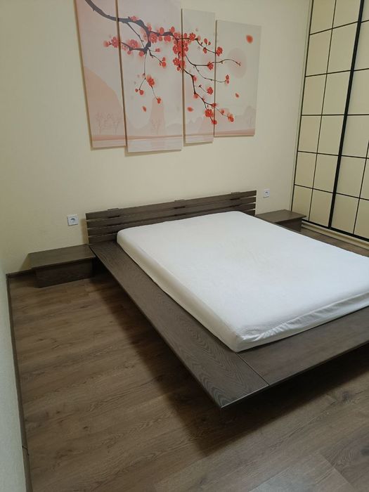 Двоспальне ліжко з матрасом і тумбочками