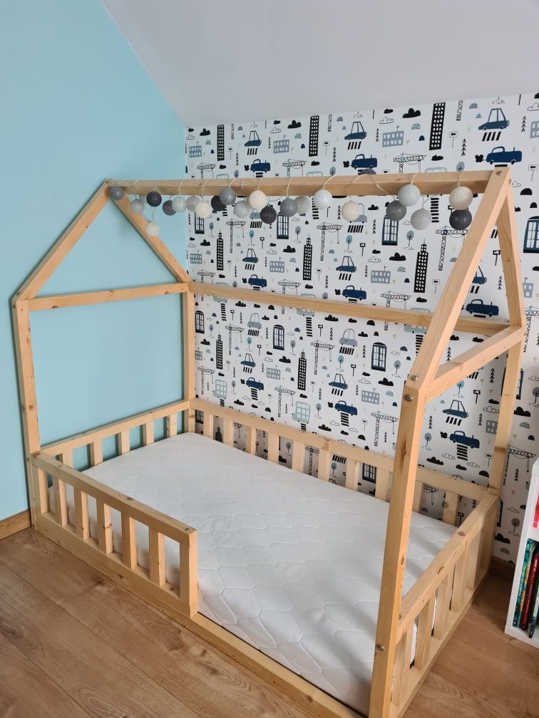 Łóżko dla dziecka domek, drewniane