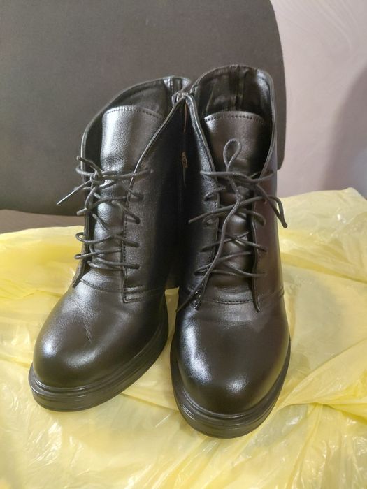 Чорні шкіряні черевики, 38 розмір