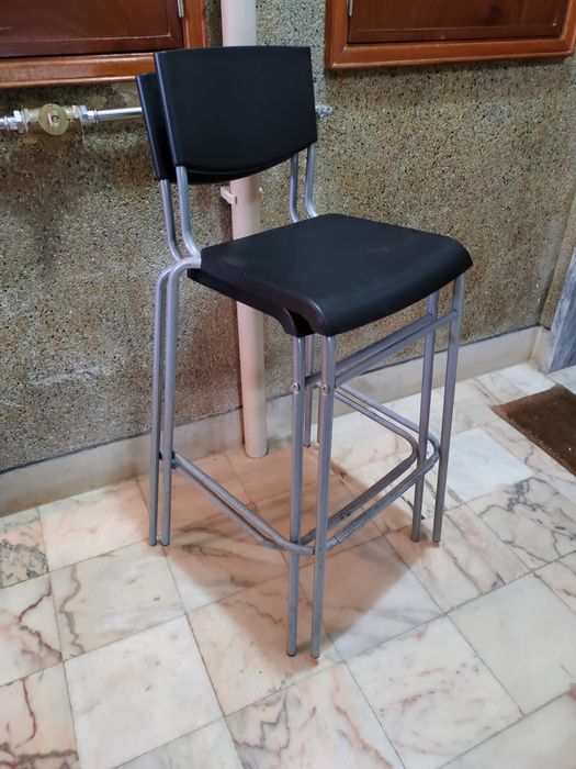 Dois bancos altos de bar