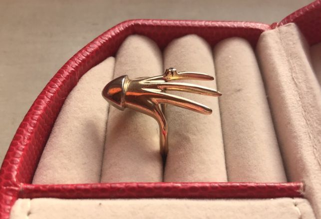 Złoty pierścionek z diamentem brylantem dłoń ręka złoto 585 Apart 14k