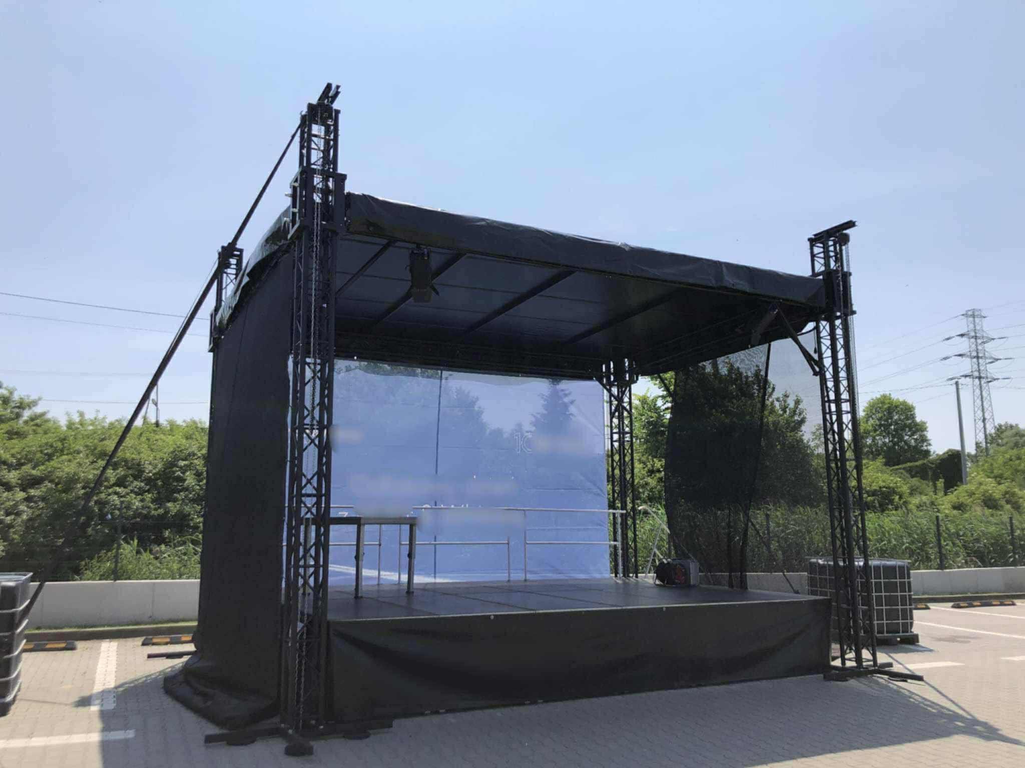 czarna scena zadaszenie nagłośnienie oświetlenie 6x4 scena 6x8