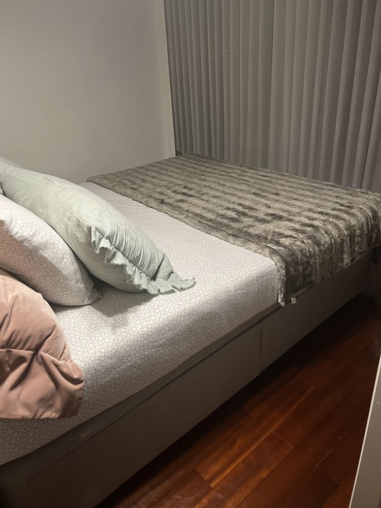 Vendo cama sem costa super confortável com estrado elevatorio