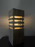 Lampa stojaca ze starego drewna