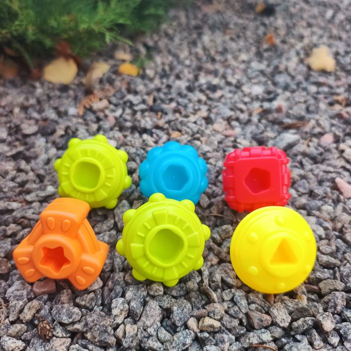 Куб логічний з резиночками 6 брязкалець,іграшка розвиваюча сортер