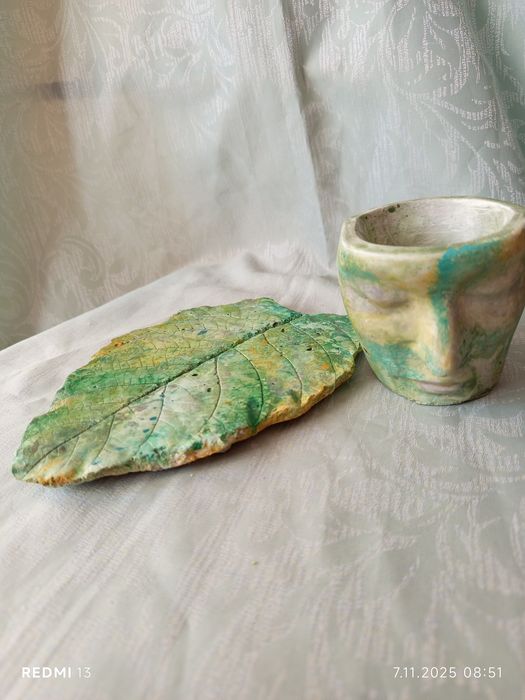 Doniczka ozdobna twarz buzia i liść rękodzieło beton