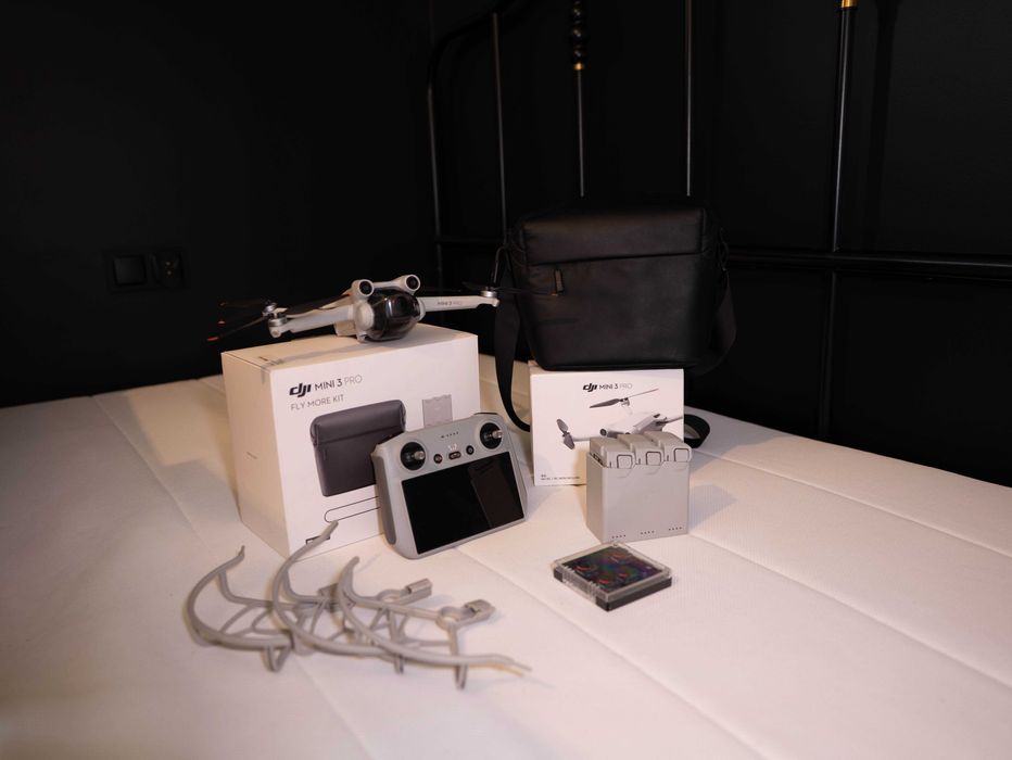 Dron DJI Mini 3 pro FLY MORE COMBO z aparaturą RC.