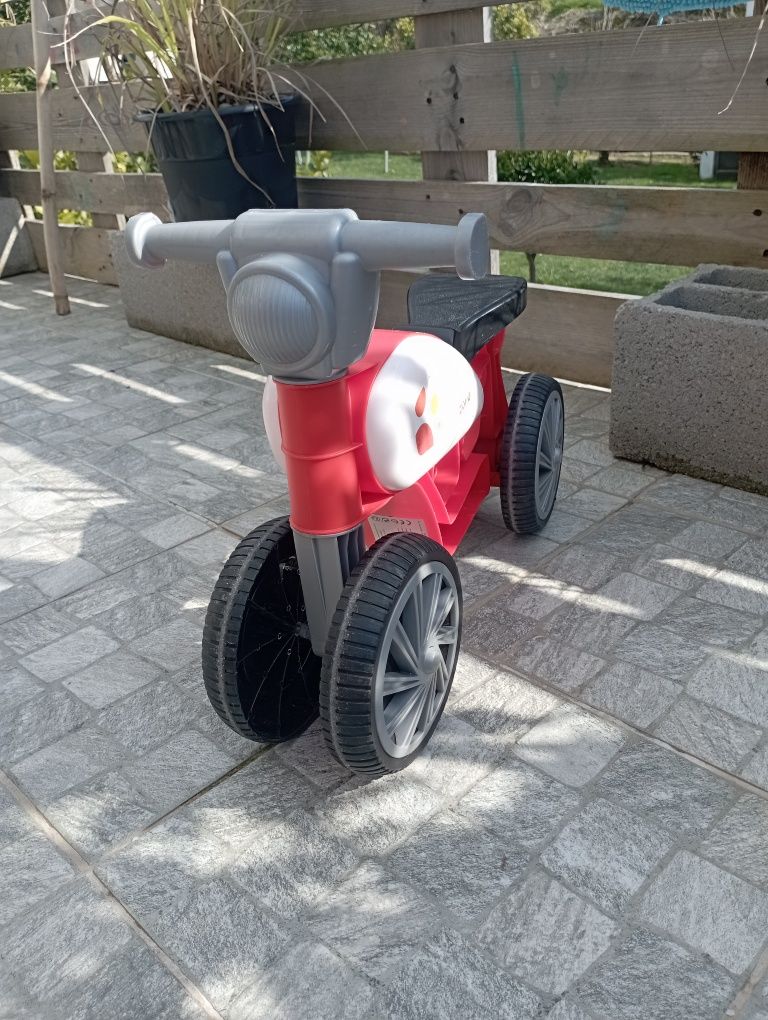 Bicicleta sem pedais para criança de 2 e 3 anos em bom estado.